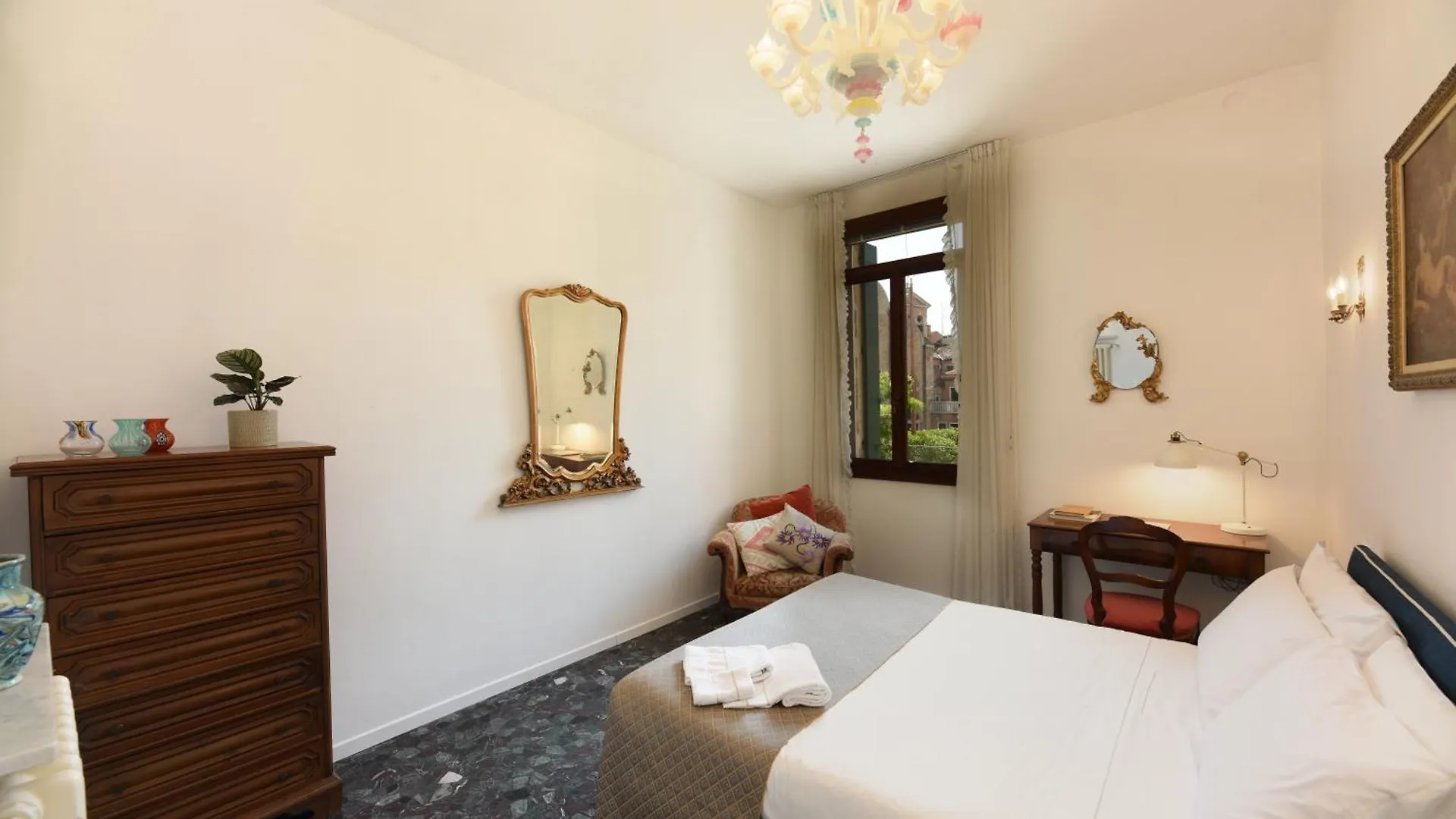 Soderini Splendor: First Floor Palazzo Charm At Castello Square Appartement Venetië 0*,