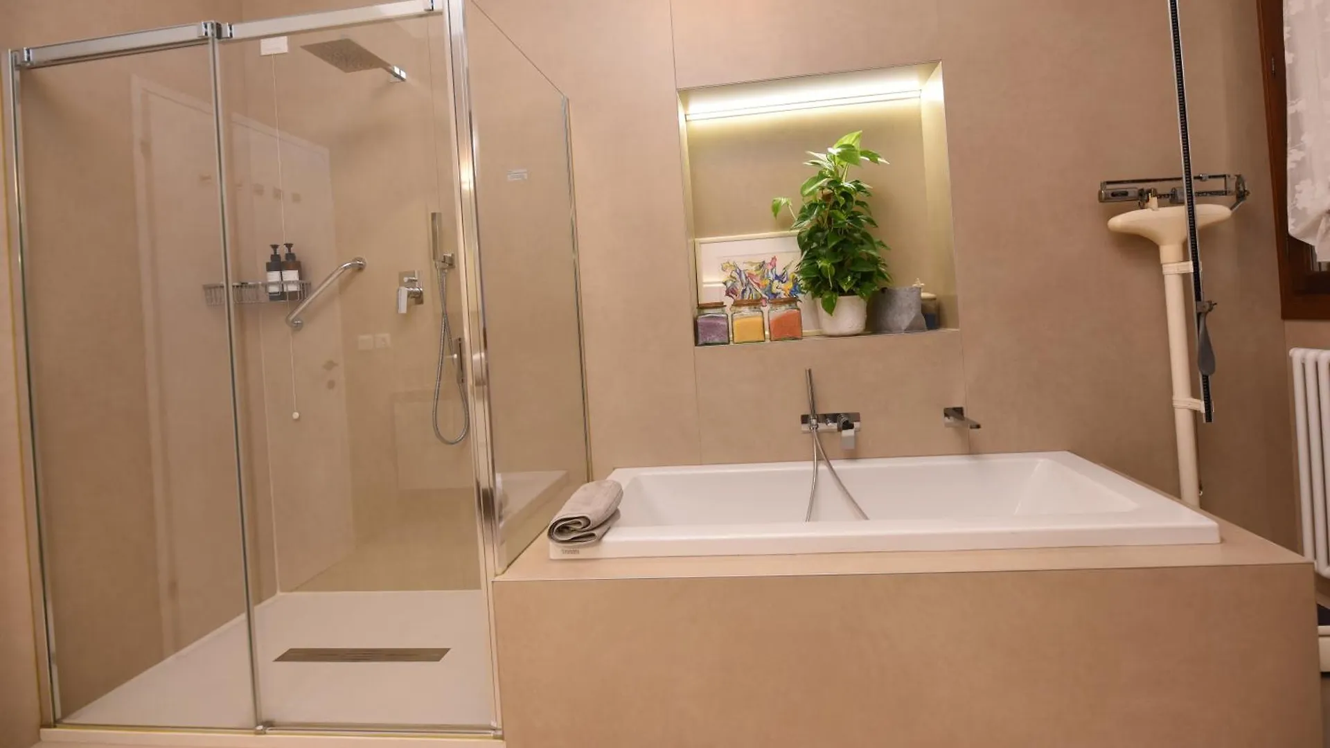 Soderini Splendor: First Floor Palazzo Charm At Castello Square Appartement Venetië 0*,