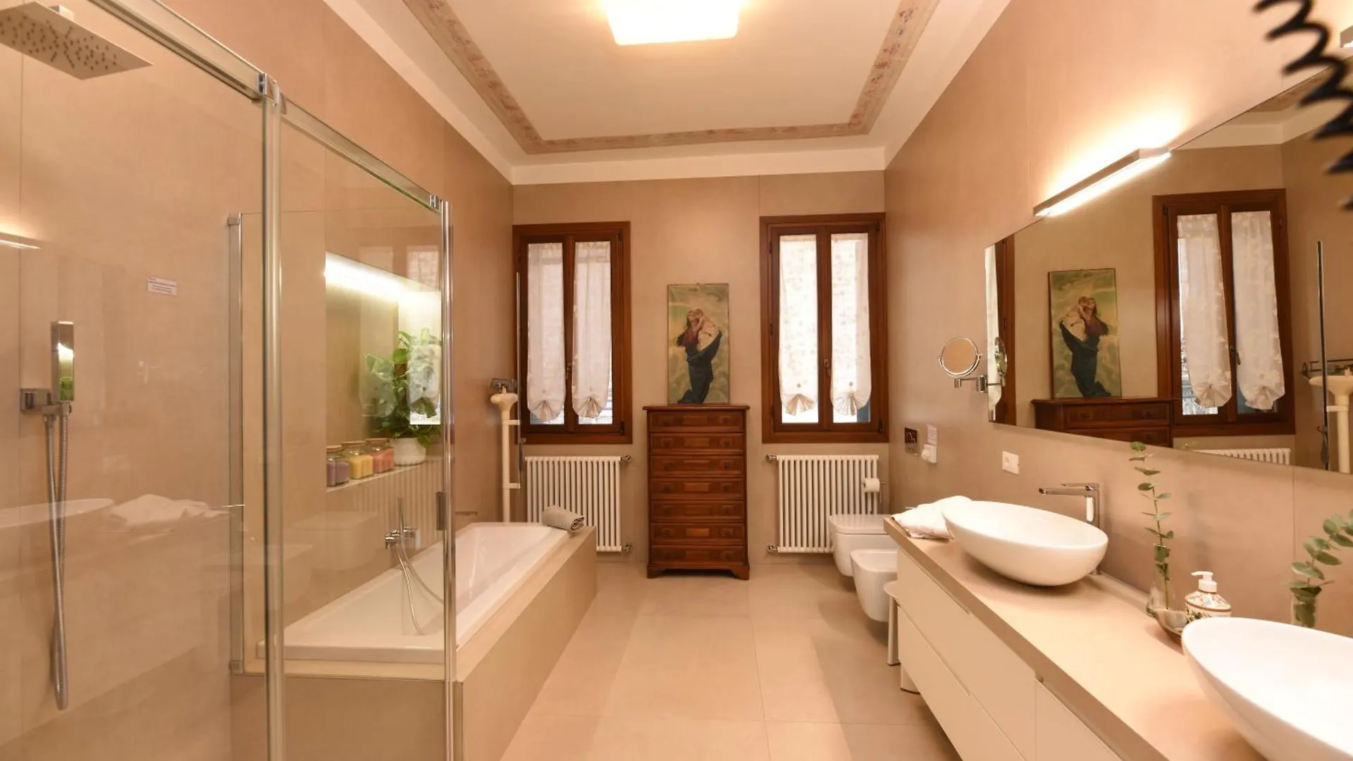 Soderini Splendor: First Floor Palazzo Charm At Castello Square Appartement Venetië