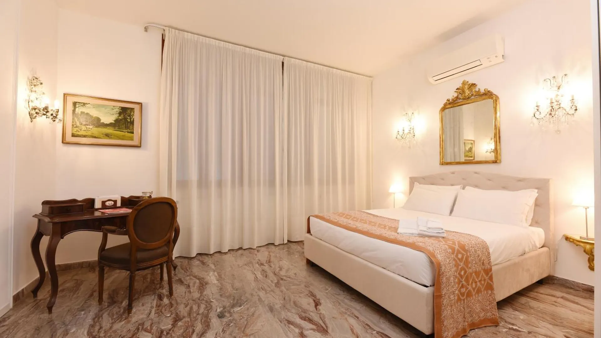 Soderini Splendor: First Floor Palazzo Charm At Castello Square Appartement Venetië